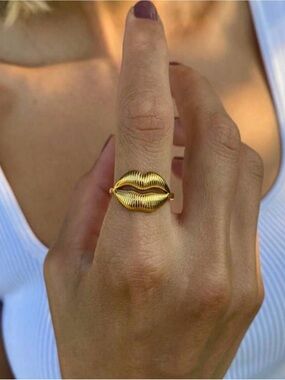 Gold Lip Motif Ring